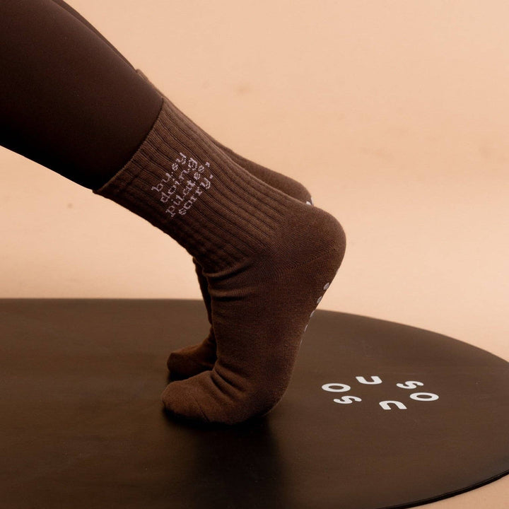 Grip Socken  "Busy Doing Pilates/ meet me for matcha Braun"